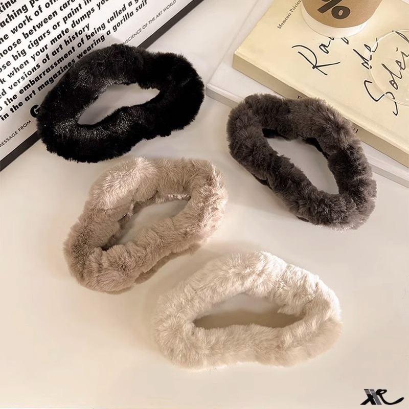 Black cloud plush miumiu hair clip Spring/Summer large retro fur grab clip women's high-end hair accessory shark clip full figure