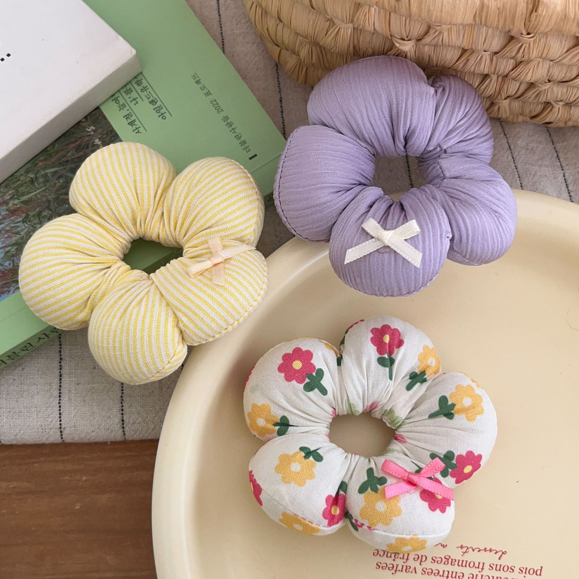 Cute floral checkered hair tie, flower sponge hair tie, girl bun hairstyle, large intestine circle hair tie, cotton pillow hair accessory Specification drawing