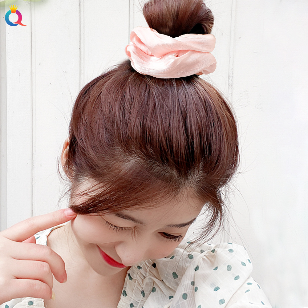 Qiyue, a popular hair band and hair tie from Dongdaemun, South Korea, features a fresh and simple satin hair band and hair accessory details Picture