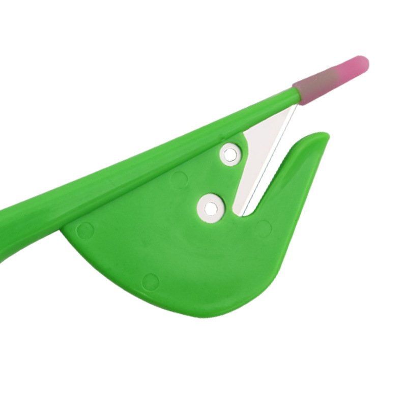 Stainless steel thin-handled poultry cutting tool with chicken, duck, goose intestines, and fish belly manual cavity opening tool Application Scenario