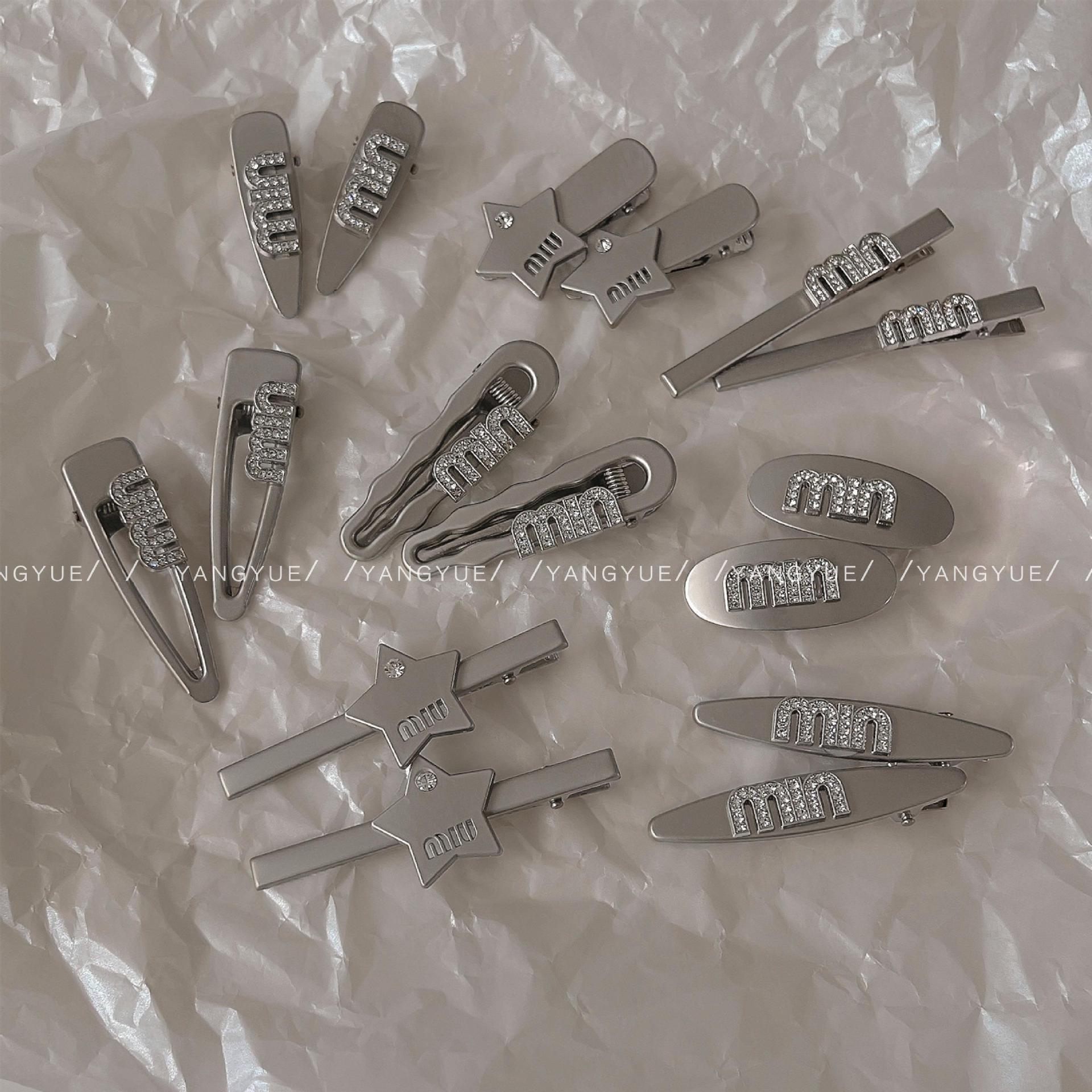 The y2k metal hair clip features a niche design with a high-end feel. It has a silver side clip and a sweet and cool girlish bangs clip. It is also a duckbill clip Application Scenario