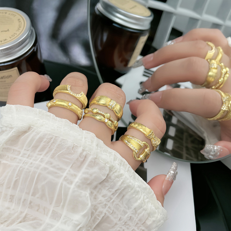 A unique, exquisite and light luxury ring with a unique design of a women's niche market featuring golden wheat ear weaving and brushed geometric openings Specification drawing