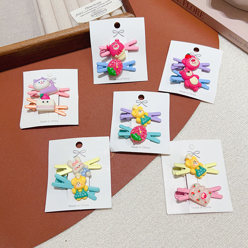 Pink and cute strawberry bear cross clip dopamine bangs clip side of the forehead hairpin accessory Specification drawing