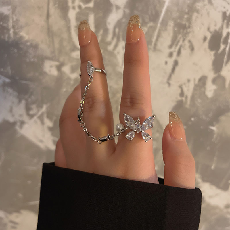 Zircon butterfly chain ring with two fingers integrated, featuring an ins unique and niche design. The opening is adjustable for the index finger ring Specification drawing