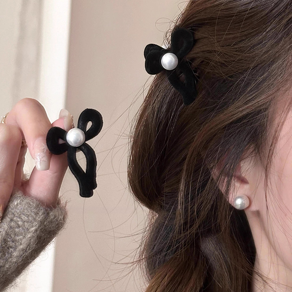 Velvet bow with pearl hairpin, small, high-end style bow hairpin for women, new spring and summer style, cute side clip Application Scenario