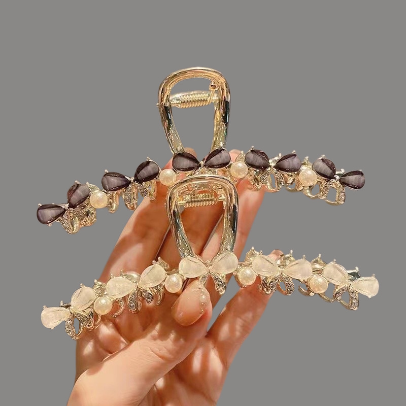 Cat's eye crystal bow tie hairpin for women, new summer style flower grabber, large shark clip, back of the head hairpin Application Scenario