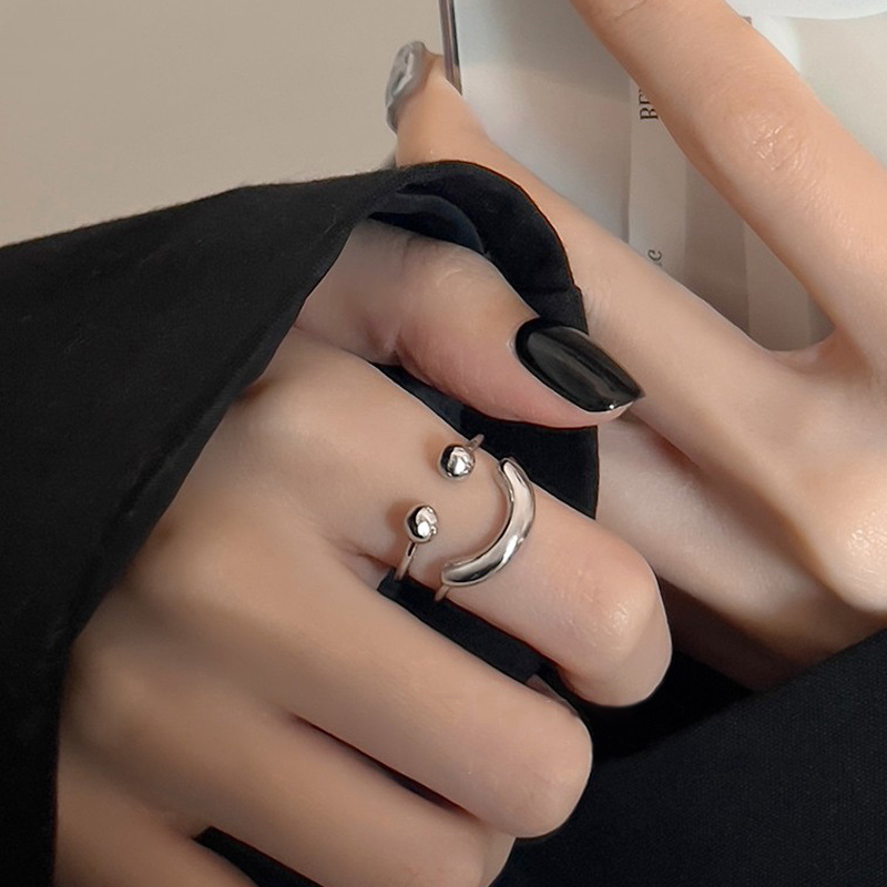 The simple and cold style smiley face opening ring features a niche design, exuding a sense of high-end fashion and individuality. It is an adjustable index finger ring full figure