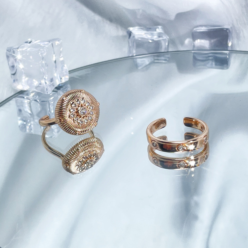 This simple and elegant brushed retro open-top ring exudes a high-end feminine charm. It is in rose gold with a niche design and a light luxury index finger ring Specification drawing