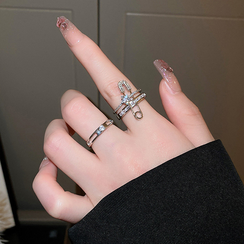 A high-end, light luxury paper clip double-layer opening ring for women on Instagram, with a cold and trendy style, fashionable and individual food ring full figure