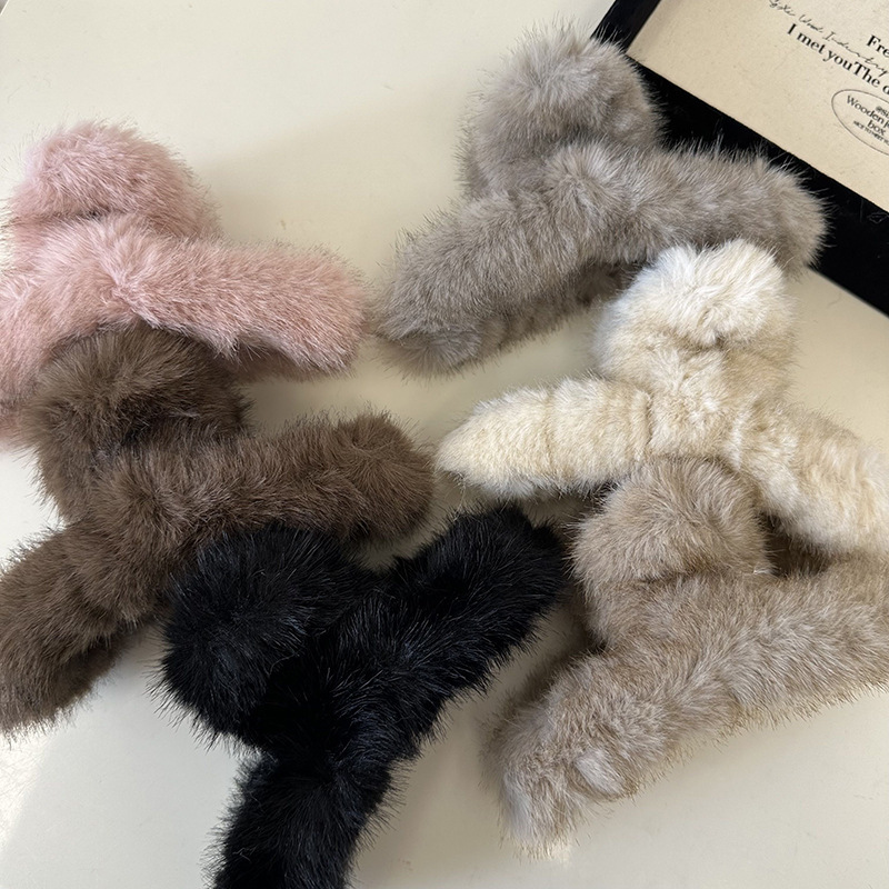Maillard minimalist rabbit hair clip Spring and summer stylish plush grab clip for women, super large shark clip headwear and hairpin full figure