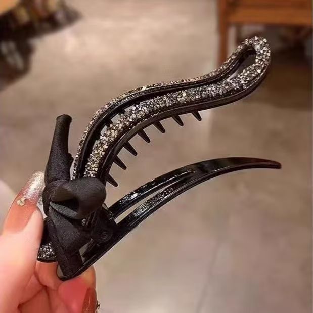 2025 New diamond-encrusted straight clip, high-end grab clip, female Internet celebrity's back head lazy person's clip, bun hair clip, duckbill clip hair accessory Application Scenario