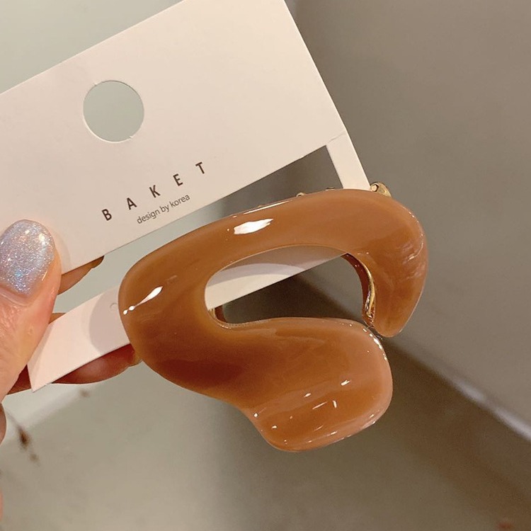 The same style hair accessory as in South Korea features a simple design, acetate hair clips, and a retro charm. It is a semi-tied shark clip hair accessory for women Application Scenario