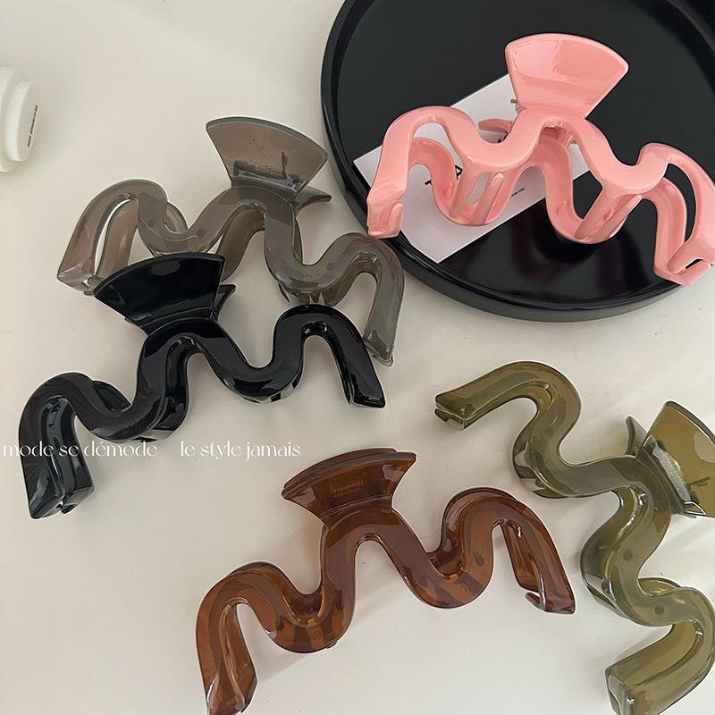 2025 New extra-large jelly-colored M-letter grabber wavy line hairpin, high-end updo shark clip full figure