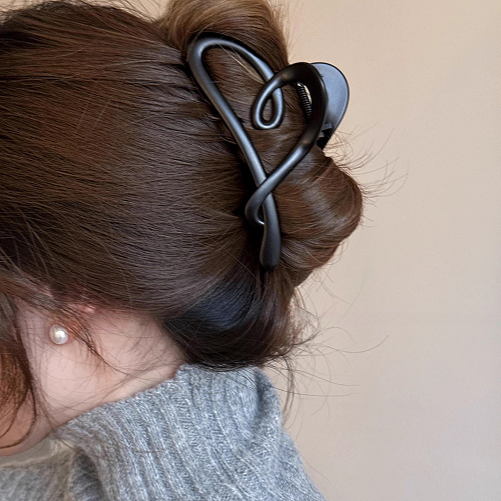 Matte black heart-shaped clipper for women's spring and summer hair clip at the back of the head, with a high-end feel. New 2025 shark clip headwear full figure