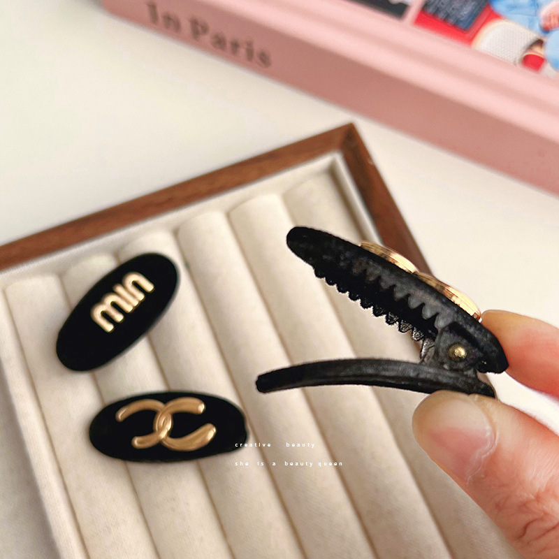 Metal double C letter small hairpin for women, Korean velvet hairpin, elegant side bangs hairpin, duckbill hairpin Specification drawing