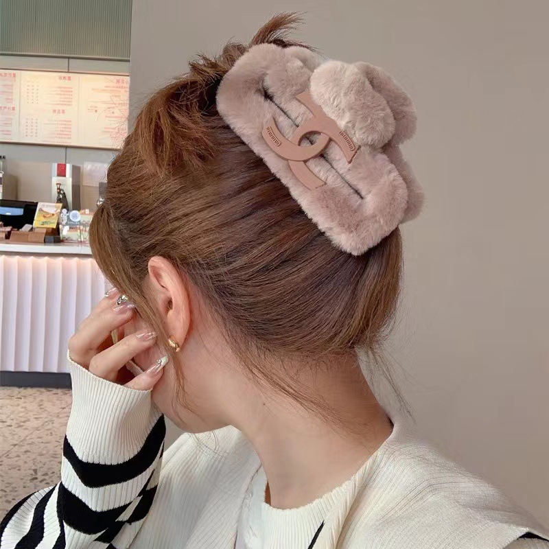 Xiaoxiangfeng Double C Square Grabber Spring/Summer large high-end hair clip, light luxury furry headwear, fluffy shark clip Application Scenario
