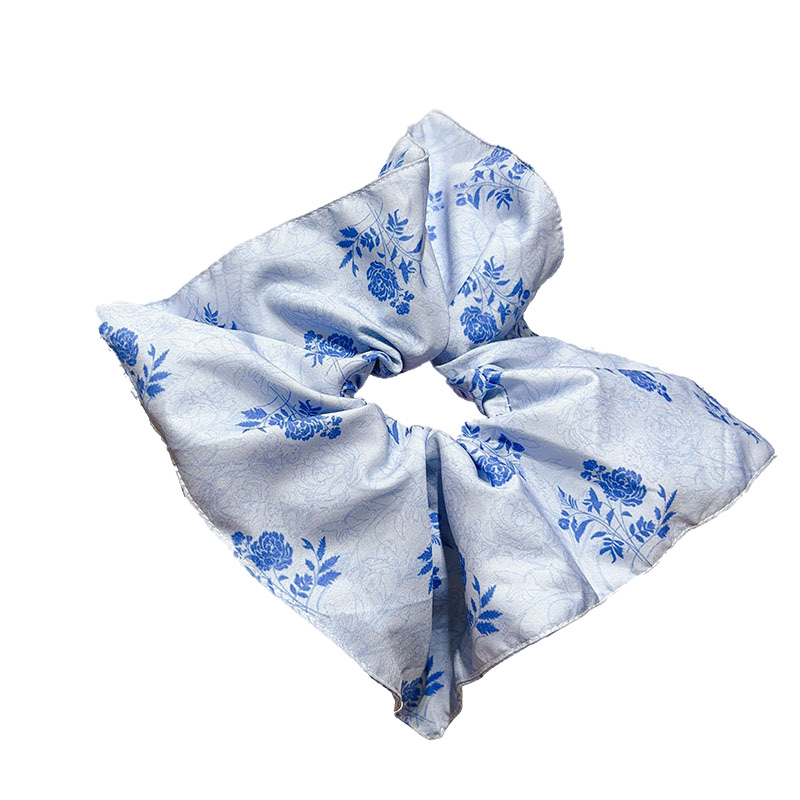 The traditional Chinese blue and white porcelain printed large intestine square scarf hair band exudes a retro and high-end charm. It features a low ponytail hair tie and hair accessory Item Picture