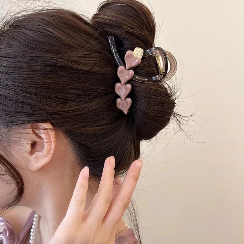 The stylish and heart-shaped hair clip is a medium-sized, updo clip for the back of a woman's head. It exudes a sense of sophistication and is an ins minimalist shark clip hair clip Specification drawing