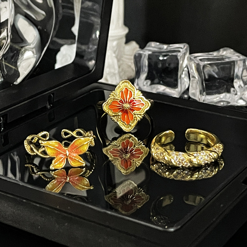Retro court petal-shaped glazed open ring for women on Instagram, cold style butterfly index finger ring, elegant and individual ring trend full figure