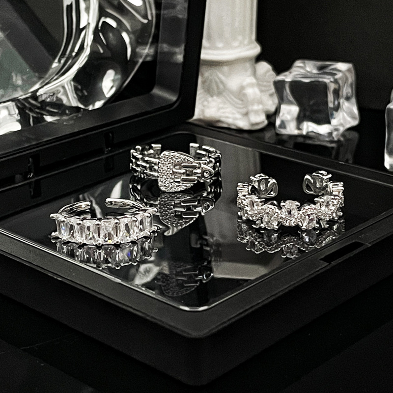 A new ring with a niche design sense, exuding a high-end feminine charm and a sweet and cool style for a socialite. It's a trendy accessory with a cold style on Instagram full figure