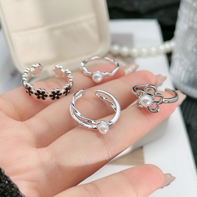 A rare black glazed flower-shaped open ring with a sweet and retro feminine charm and a high-end feel. It is a versatile and exquisite pearl ring Specification drawing