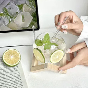 Ins-style coffee glass cups, summer drinking cups, niche design sense, restaurant juice drink cups, ladies Application Scenario