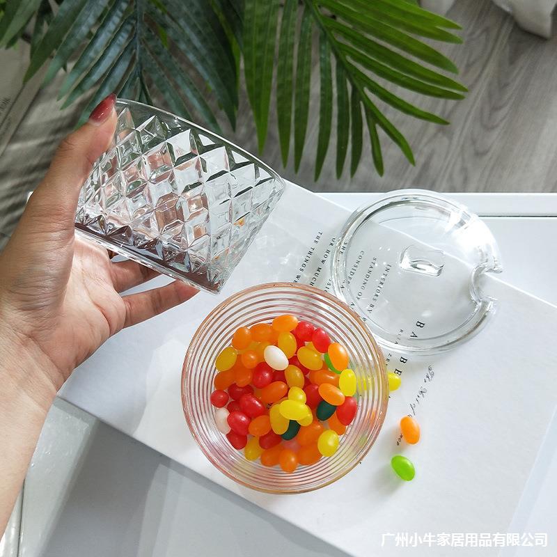 Sealed jars, glass bottles, covered storage boxes, sugar jars, storage jars, pickle jars, food-grade glass jars, grains and cereals full figure