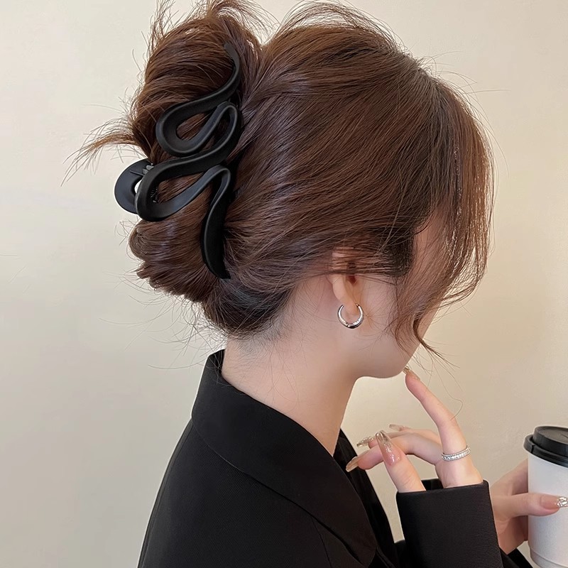 Matte wavy scratch-off large Maillard plastic hair clip for spring and summer, high-end shark clip hair accessory for the back of the head Specification drawing
