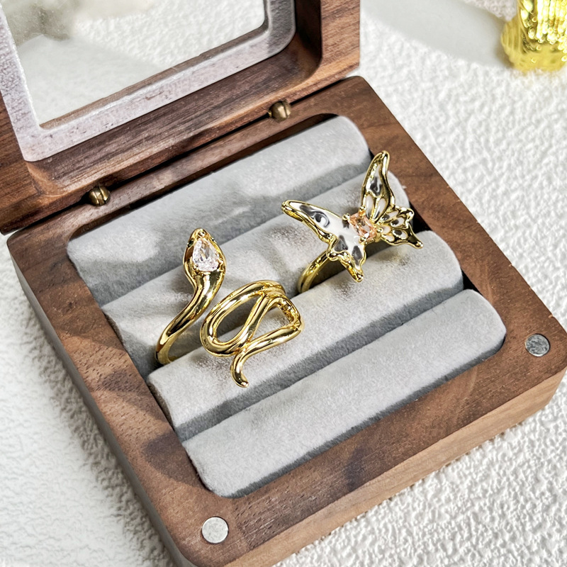 A simple golden snake entwined ring with a retro and high-end feel for women, a niche and unique butterfly drip glaze, and a fashionable and versatile ring full figure