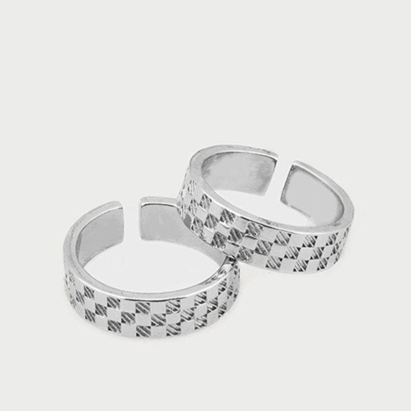 A retro concave and convex checkered open-top ring with a trendy and cool vibe for women. It's a simple and elegant open-top food ring with a high-end feel full figure