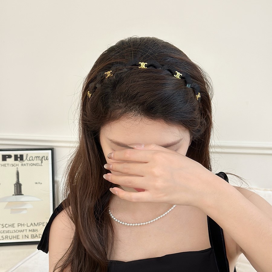 High-end Arc de Triomphe black headband with teeth, anti-slip, women's summer daily wear headband headwear 2025 new style Application Scenario