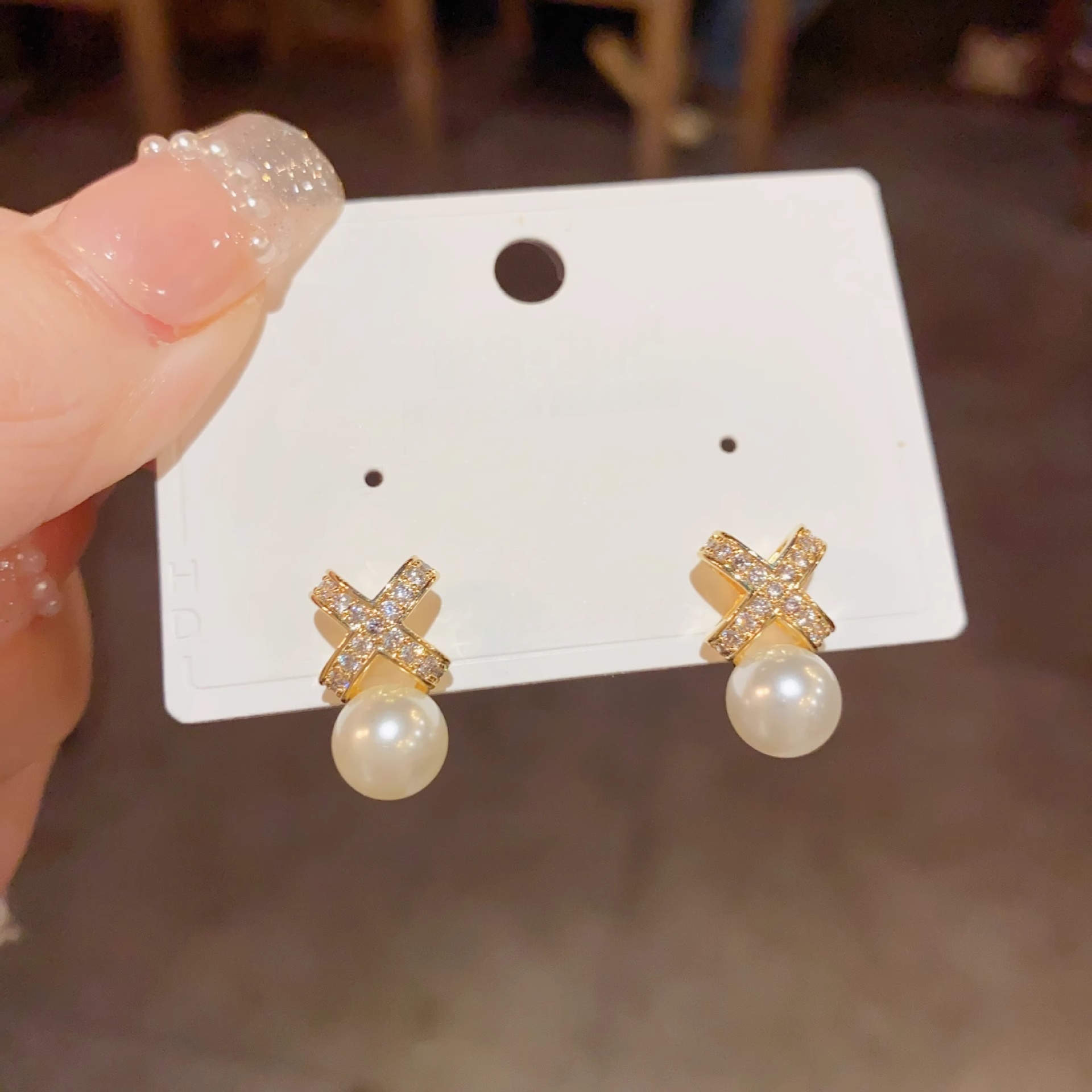 Xuhui brand exquisite and light luxury copper plated with real gold, zirconia 925 silver needle crossed freshwater pearl stud earrings, fashionable and elegant details Picture