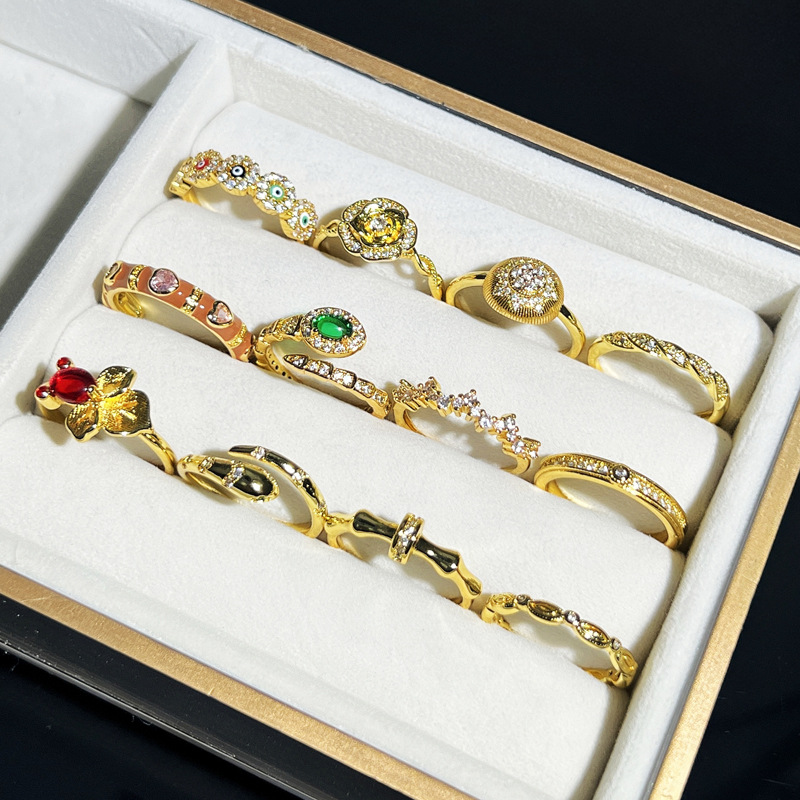 A light luxury retro golden snake-shaped exquisite open ring with a touch of glaze for women's eyes, a fashionable and elegant niche ring full figure