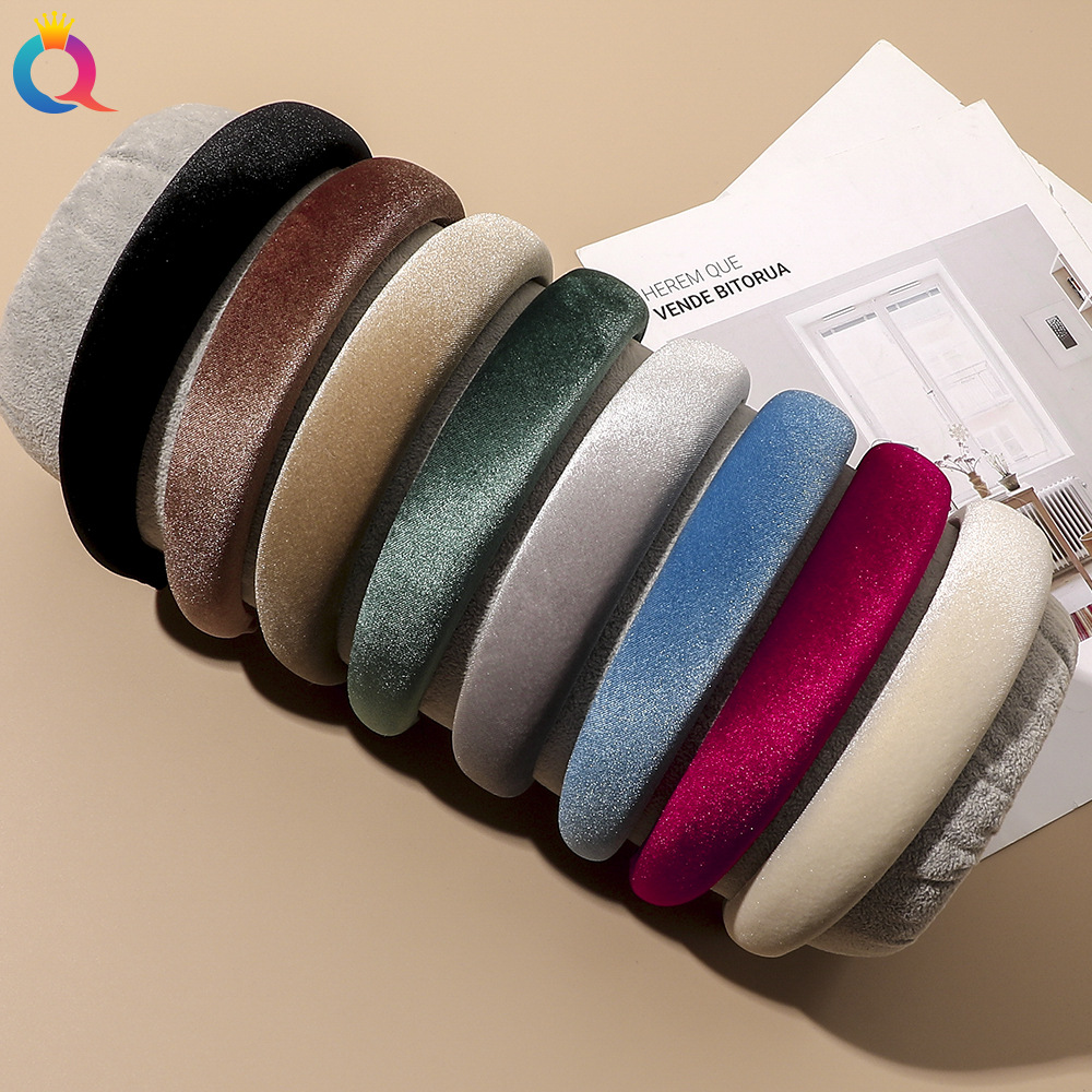 The new bright velvet headband from Qiyue is a versatile Korean-style autumn and winter accessory with wide edges and sponge headbands. It is a simple and elegant women's hair accessory full figure