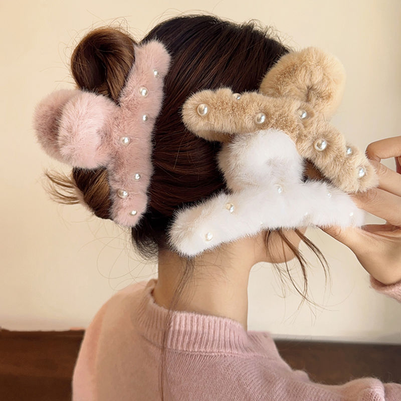 2025 Mid-style pearl inlaid plush hairpin for women Spring and Summer, new plush grab clip, large hair volume, multiple hairpin hair accessory Application Scenario