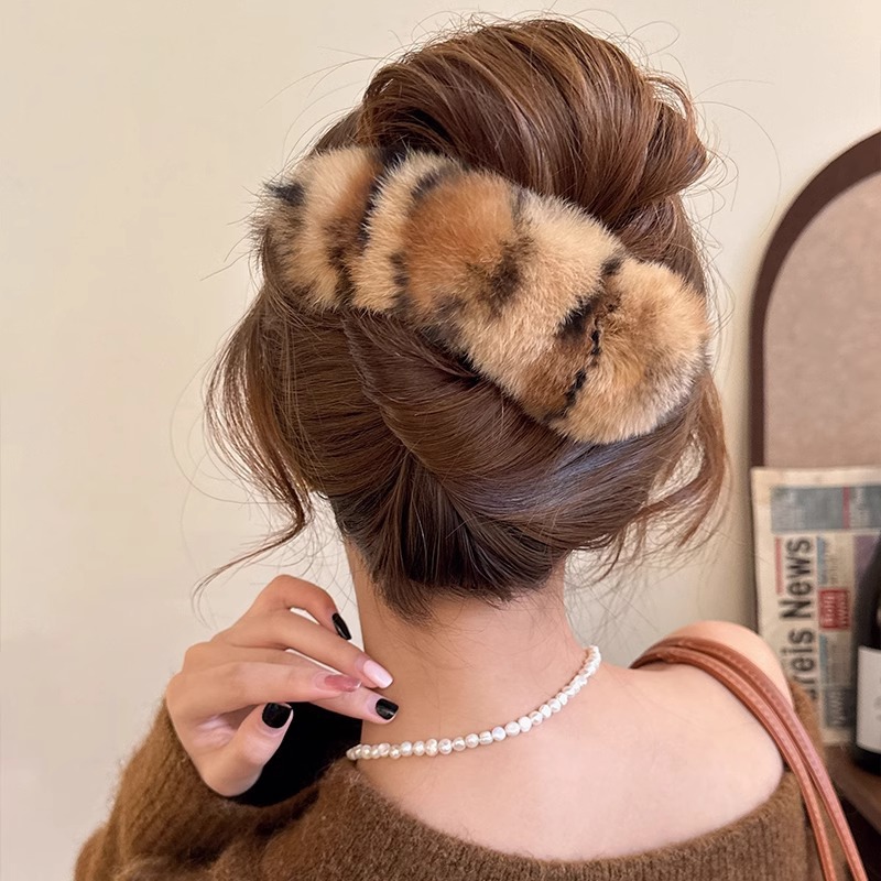 Fluffy and voluminous ~ High-end style rabbit fur hair clip for women 2025 New large duckbill clip updo hair clip details Picture