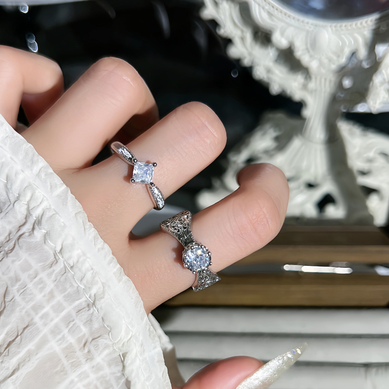 A new Chinese-style, niche Tang grass pattern, elegant open ring with a single diamond, a light luxury, fashionable, simple and individual ring details Picture