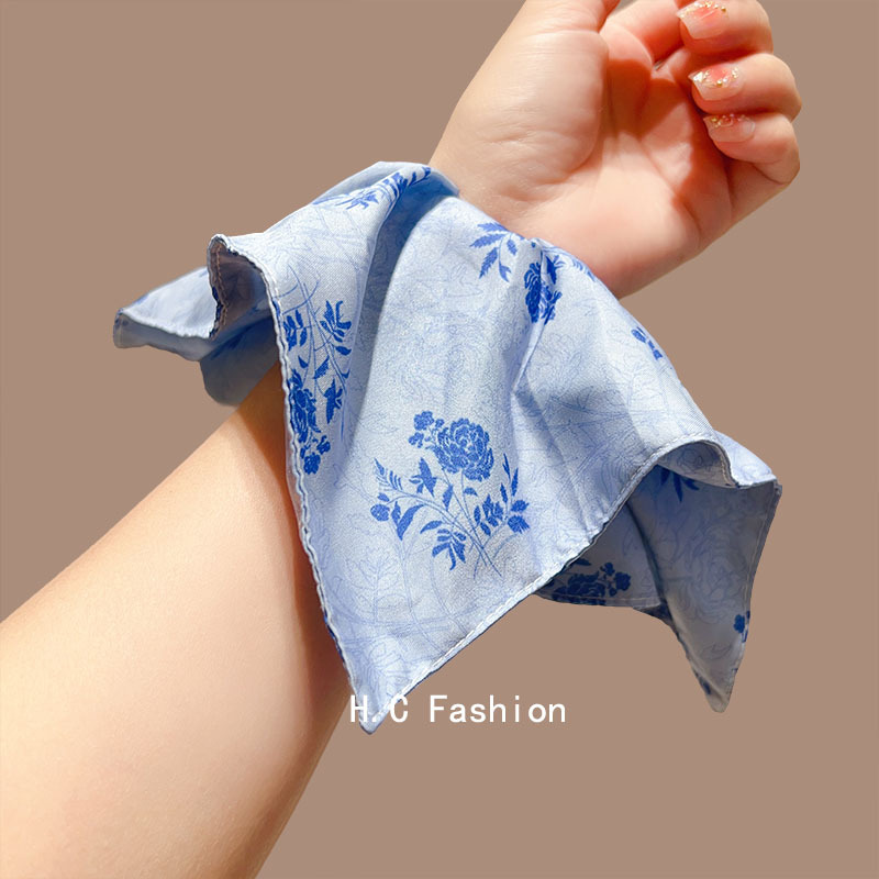 The traditional Chinese blue and white porcelain printed large intestine square scarf hair band exudes a retro and high-end charm. It features a low ponytail hair tie and hair accessory Specification drawing
