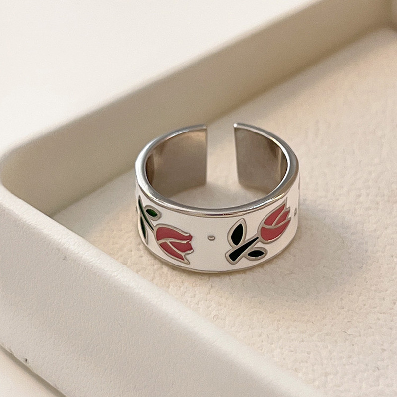 A niche design with a unique flower-patterned rubber open ring for women on Instagram, featuring a light luxury, simple and elegant style, and a high-end look. It's a trend of wearing rings Application Scenario