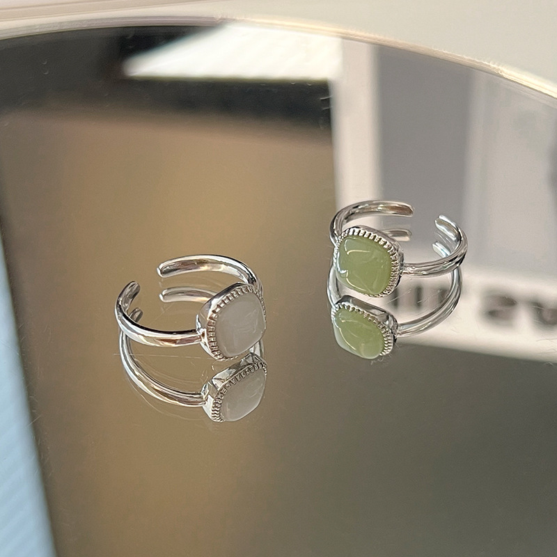 The new Chinese-style small sugar cube ring of the same style as Xiaohongshu, with a sweet and gentle feminine charm, is a trendy index finger ring made of exquisite jade full figure
