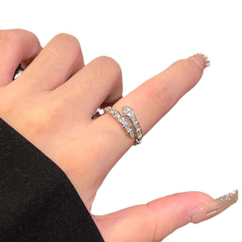 The Sparkling Diamond Spirit snake-shaped ring is a niche design for women, exuding a sense of sophistication. The snake-head opening ring is light luxury, simple and versatile, making it an index finger ring Item Picture