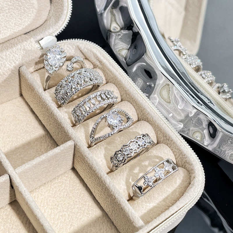 The hollowed-out design, intricately interlaced zirconia ring, exudes a sense of high-end sophistication, is fashionable and versatile, and is sweet and cool Specification drawing