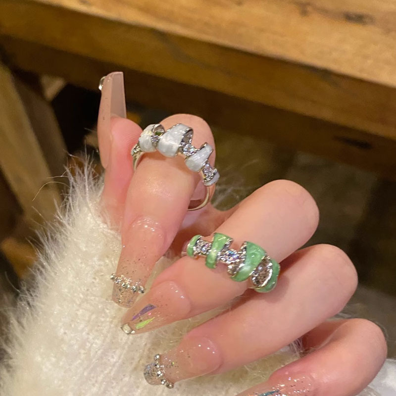 The oil-drop enamel open ring is a unique index finger ring with a cold and aloof style for women. It features a niche and light luxury design, exuding a sense of high-end fashion full figure