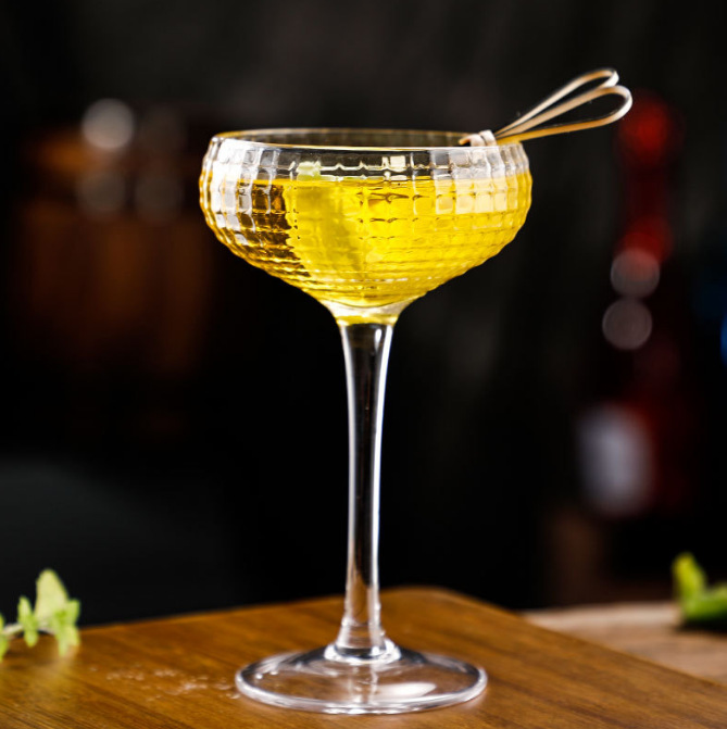 The new European-style crystal line embossed Martini Margarita checkered cocktail glass is a Internet celebrity Application Scenario