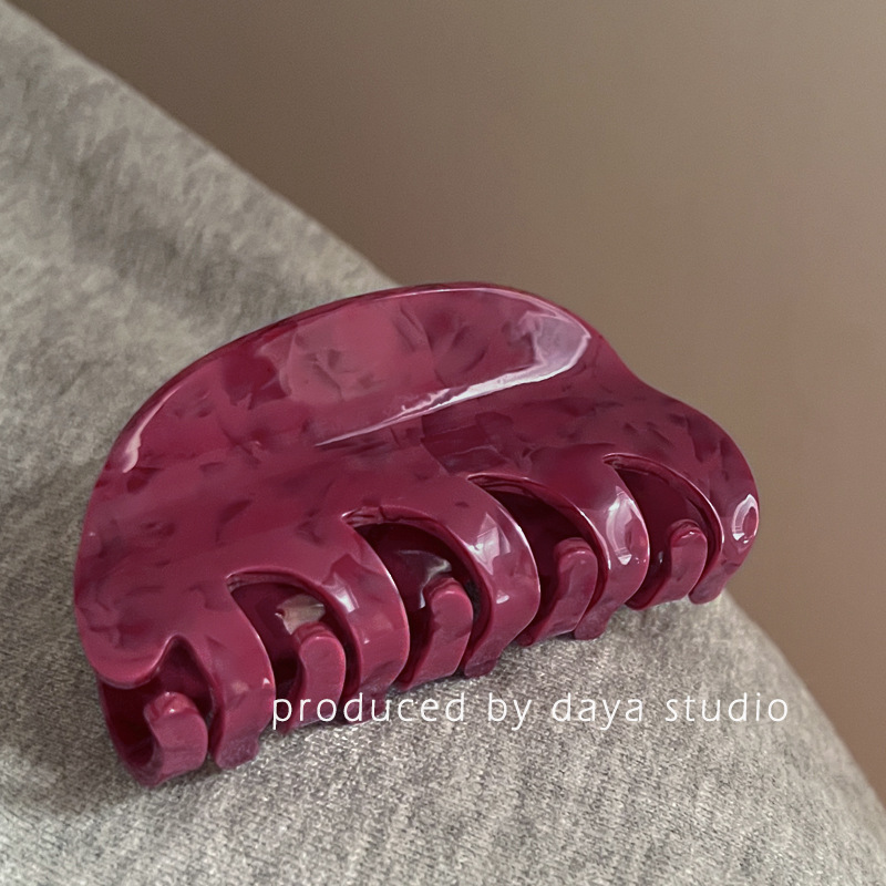 The super white cherry color acetate hairpin with a high-end feel. The acrylic medium-sized scratch-off hairpin is a niche design for women's spring and summer full figure