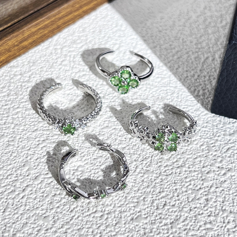 A new, fresh and light mint green diamond four-leaf clover ring with a cool and sophisticated feminine touch. It's a sweet and cool multi-layered ring trend Application Scenario