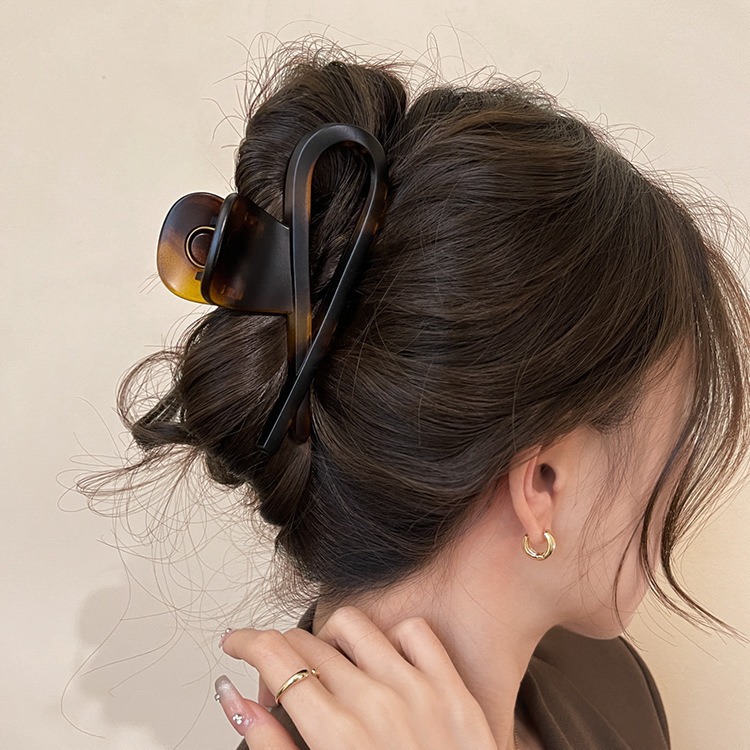 A retro ancient-style hair clip, a woman's back head bun, with a high-end and exquisite shark-grab clip, large hair volume, and many hair accessories full figure