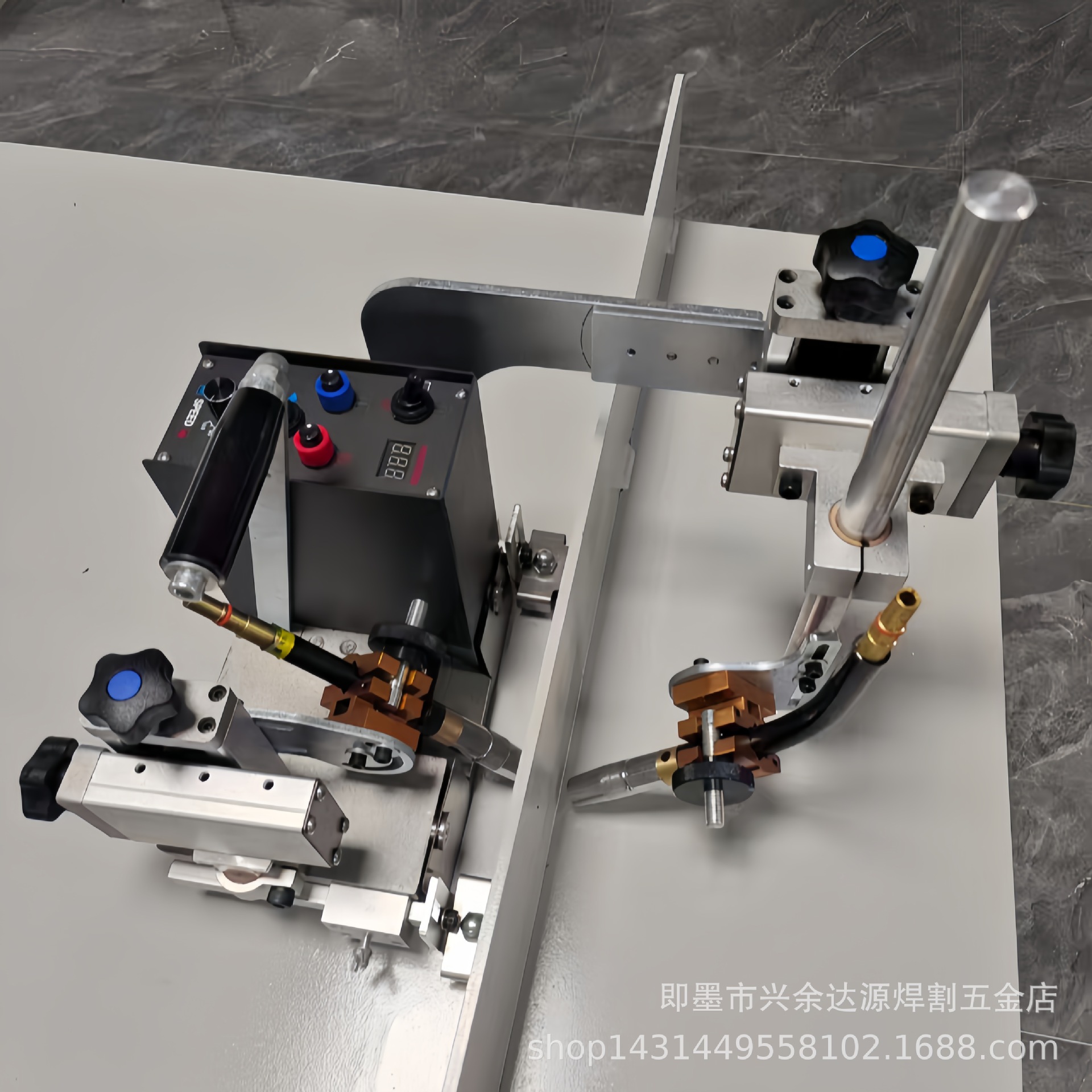 The small portable single-gun and double-gun fillet welding trolley for MIG welding and right-angle seam welding can run automatically full figure