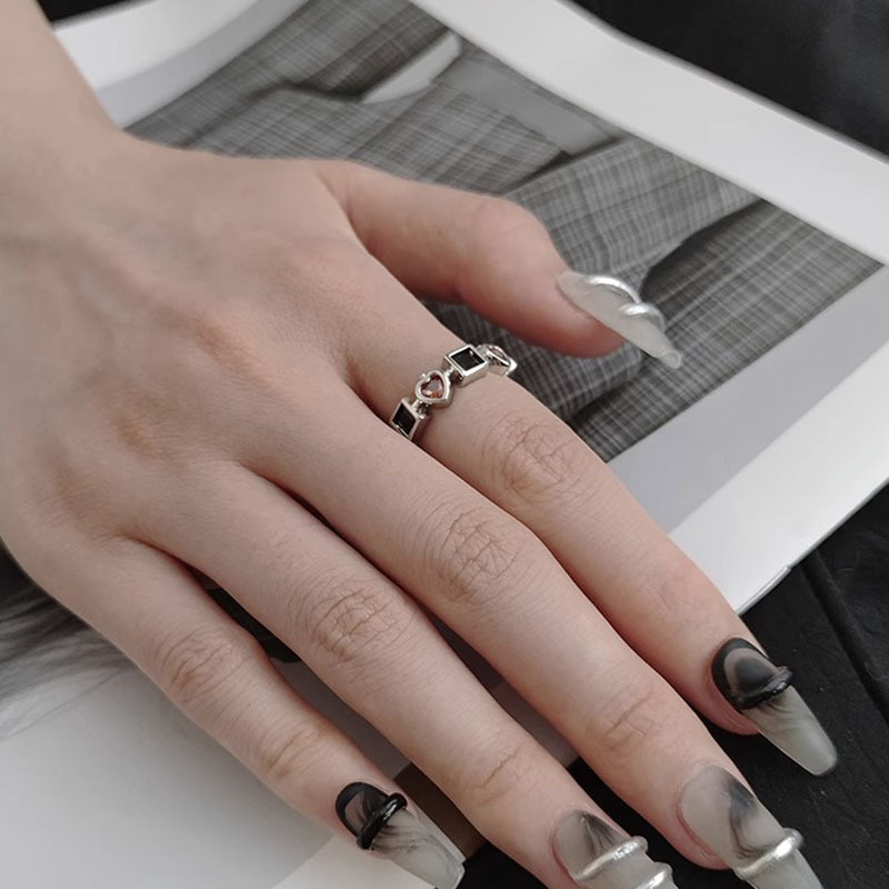 The black and red zircon design is unique and distinctive, with a light luxury, cool and high-end feel. It is a women's ring with an open decoration Application Scenario