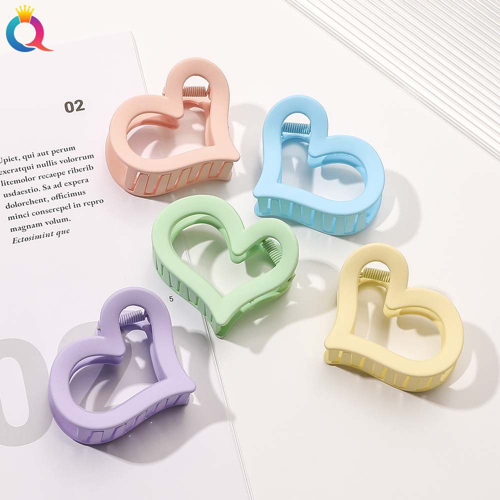 Wholesale of Qiyue Korean retro and simple style back head hair gripper plastic small women's fashionable heart-shaped gripper details Picture